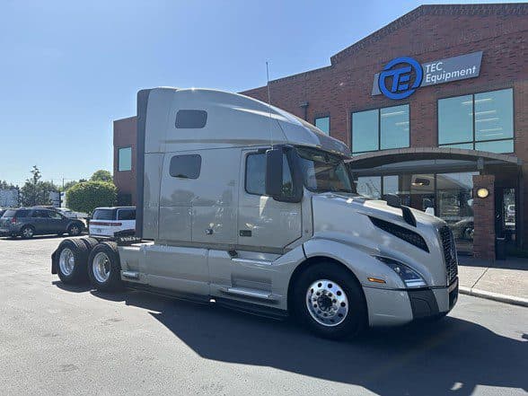 Photo of 2022 VOLVO VNL64T760 UP10935