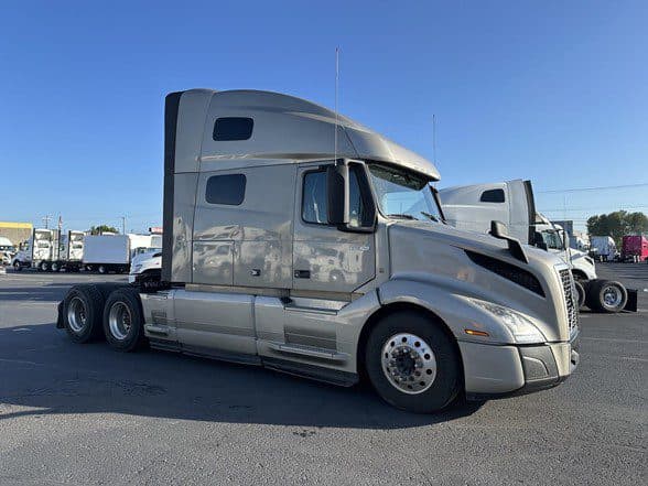 Photo of 2022 VOLVO VNL64T760 UP10936