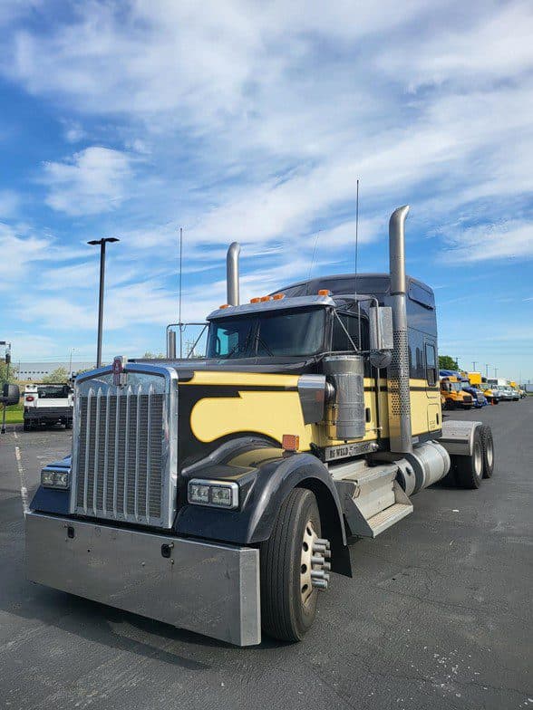 Photo of 2021 KENWORTH W900L UC5589