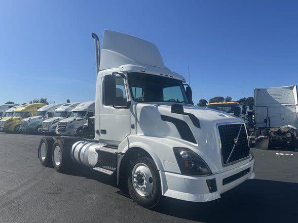 Photo of 2015 VOLVO VNL64T300 UP11052C