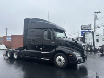 2021 VOLVO VNL64T760 UP11093 photo