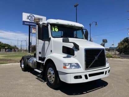 2018 VOLVO VNM42T200 UD3438L photo