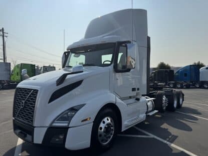 2023 VOLVO VNL84T300 UP11438C photo