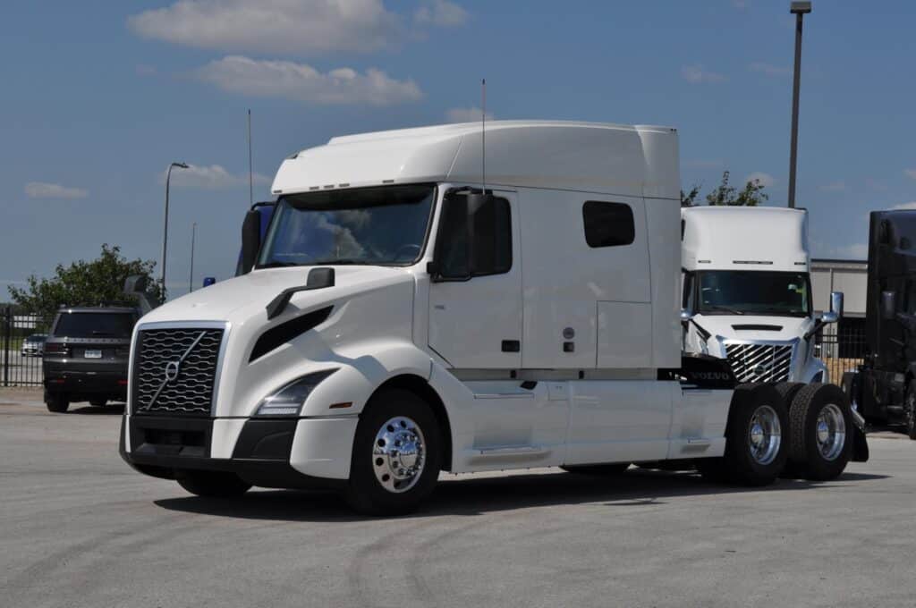 Photo of 2023 VOLVO VNL64T740 UMH1103
