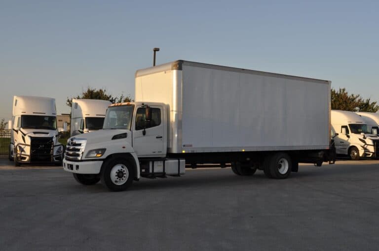 2014 HINO 268 UTMH1089 photo