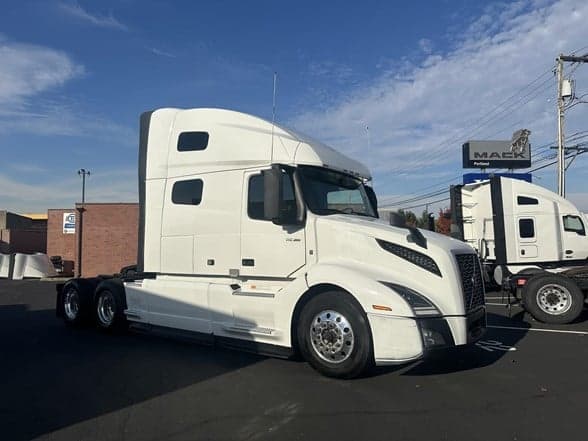 Photo of 2022 VOLVO VNL64T760 UP11087