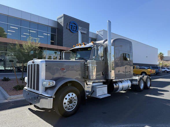 Photo of 2019 PETERBILT 389 UV1076