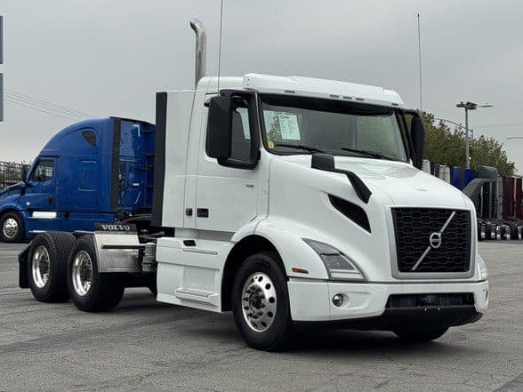 Photo of 2023 VOLVO VNR64T300 UC5682