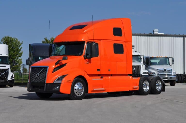 Photo of 2023 VOLVO VNL64T860 UMH1113