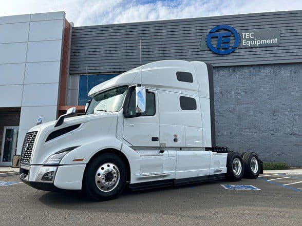 2025 VOLVO VNL64T760