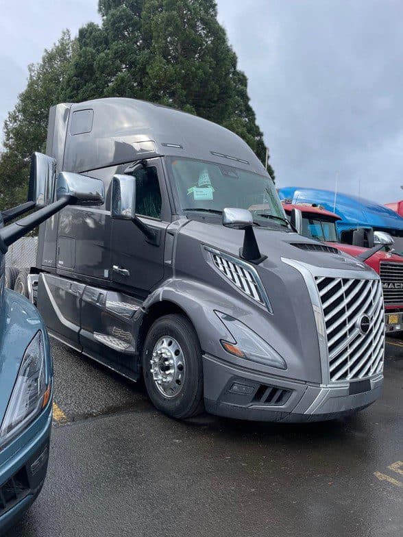 2025 VOLVO VNL64T860 VE1305